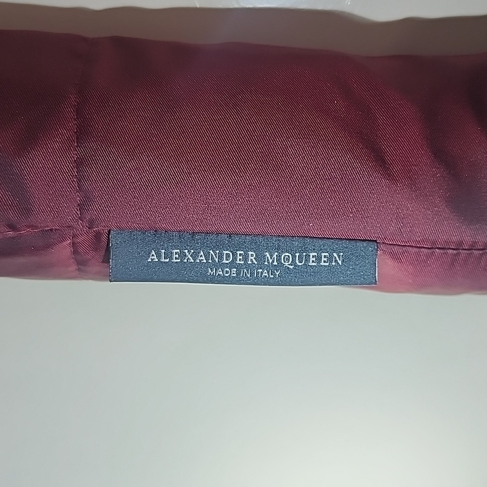 Umbrella Alexander McQueen Black Skull Wine Stopper with Burgundy Sleeve - Picture 3 of 16